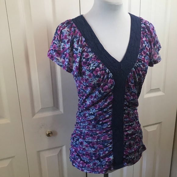 Elle Purple Floral Center Ruched V-Neck Flirty Top - Picture 2 of 6